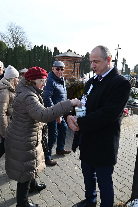 Rekordowa kwesta na włodawskich cmentarzach – ponad 21 tys. na ratowanie zabytkowych nagrobków [GALERIA ZDJĘĆ]