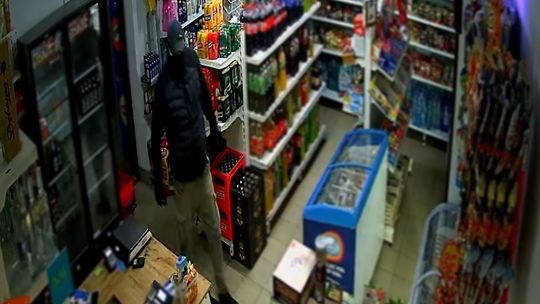 Napady na sklepy. Wójt apeluje o pomoc w ujęciu sprawcy [ZDJĘCIA]