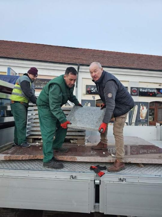 Niecodzienny incydent we Włodawie: dwie ciężarówki MPGK zapadły się na fontannie na rynku [ZDJĘCIA]