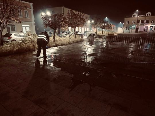 Niecodzienny incydent we Włodawie: dwie ciężarówki MPGK zapadły się na fontannie na rynku [ZDJĘCIA]