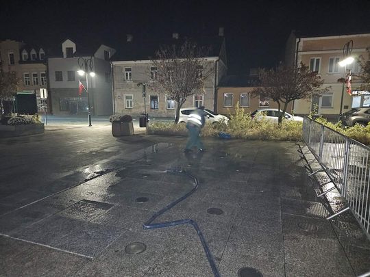 Niecodzienny incydent we Włodawie: dwie ciężarówki MPGK zapadły się na fontannie na rynku [ZDJĘCIA]