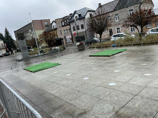 Niecodzienny incydent we Włodawie: dwie ciężarówki MPGK zapadły się na fontannie na rynku [ZDJĘCIA]