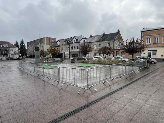 Niecodzienny incydent we Włodawie: dwie ciężarówki MPGK zapadły się na fontannie na rynku [ZDJĘCIA]