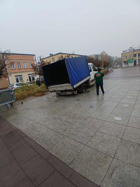 Niecodzienny incydent we Włodawie: dwie ciężarówki MPGK zapadły się na fontannie na rynku [ZDJĘCIA]