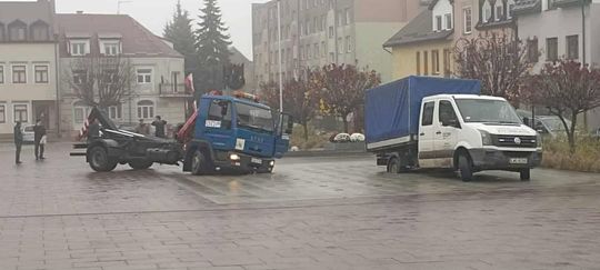 Niecodzienny incydent we Włodawie: dwie ciężarówki MPGK zapadły się na fontannie na rynku [ZDJĘCIA]