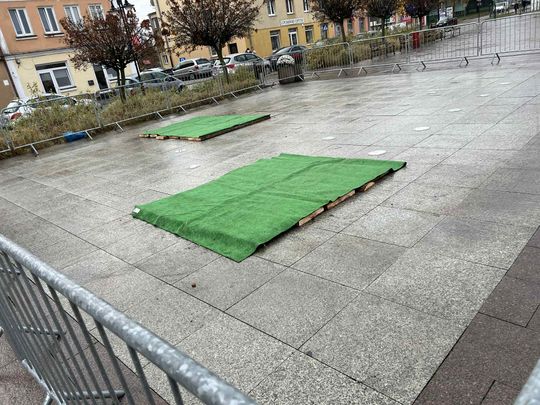 Niecodzienny incydent we Włodawie: dwie ciężarówki MPGK zapadły się na fontannie na rynku [ZDJĘCIA]