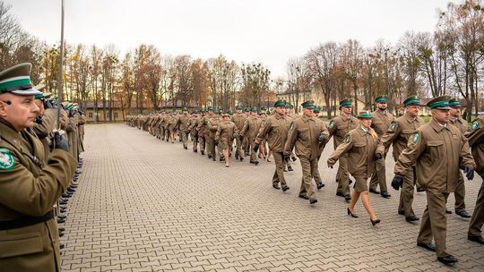 Awanse, medale i odznaki. Ślubowanie nowych funkcjonariuszy NOSG