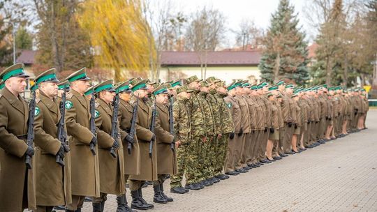 Awanse, medale i odznaki. Ślubowanie nowych funkcjonariuszy NOSG