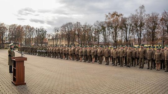 Awanse, medale i odznaki. Ślubowanie nowych funkcjonariuszy NOSG