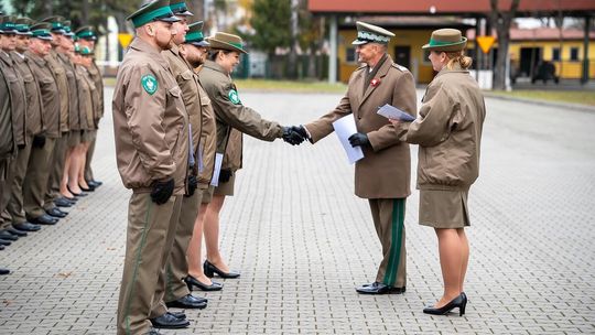 Awanse, medale i odznaki. Ślubowanie nowych funkcjonariuszy NOSG