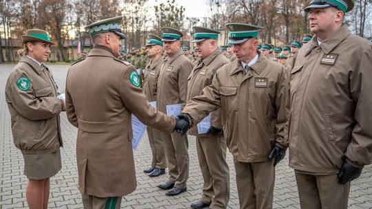 Awanse, medale i odznaki. Ślubowanie nowych funkcjonariuszy NOSG