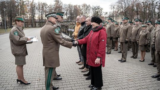 Awanse, medale i odznaki. Ślubowanie nowych funkcjonariuszy NOSG