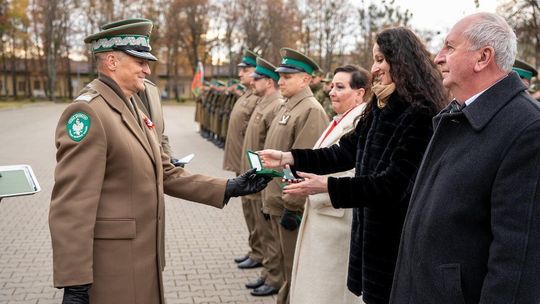 Awanse, medale i odznaki. Ślubowanie nowych funkcjonariuszy NOSG