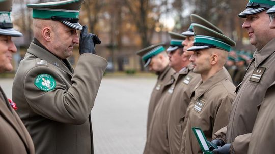 Awanse, medale i odznaki. Ślubowanie nowych funkcjonariuszy NOSG