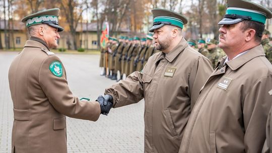 Awanse, medale i odznaki. Ślubowanie nowych funkcjonariuszy NOSG