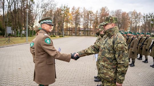 Awanse, medale i odznaki. Ślubowanie nowych funkcjonariuszy NOSG