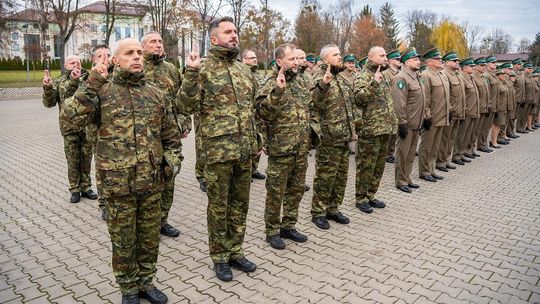 Awanse, medale i odznaki. Ślubowanie nowych funkcjonariuszy NOSG