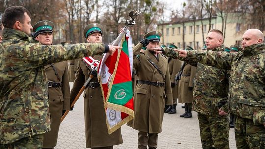 Awanse, medale i odznaki. Ślubowanie nowych funkcjonariuszy NOSG