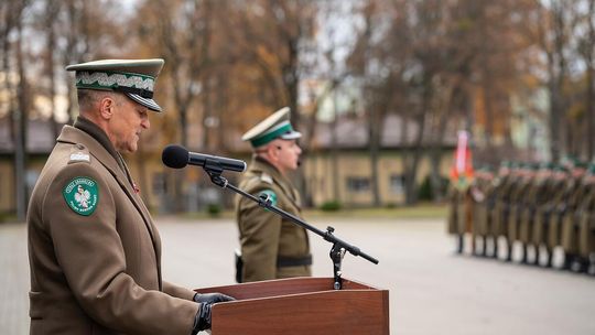 Awanse, medale i odznaki. Ślubowanie nowych funkcjonariuszy NOSG