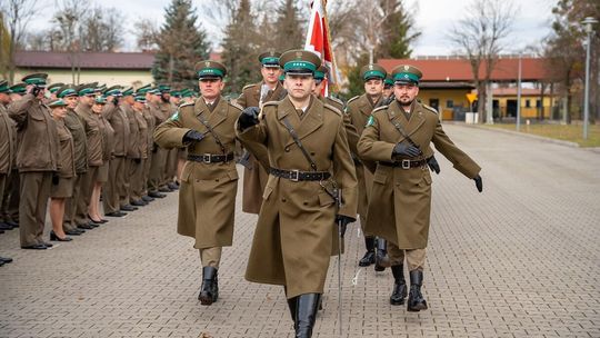 Awanse, medale i odznaki. Ślubowanie nowych funkcjonariuszy NOSG