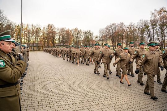 Awanse, medale i odznaki. Ślubowanie nowych funkcjonariuszy NOSG
