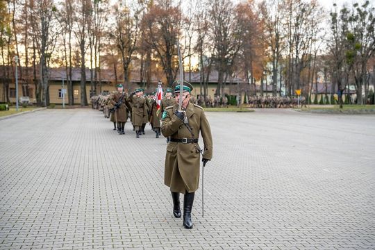 Awanse, medale i odznaki. Ślubowanie nowych funkcjonariuszy NOSG