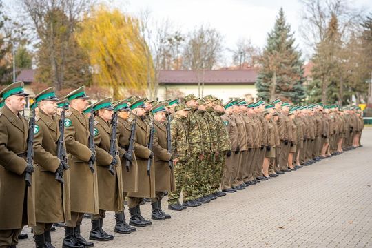 Awanse, medale i odznaki. Ślubowanie nowych funkcjonariuszy NOSG