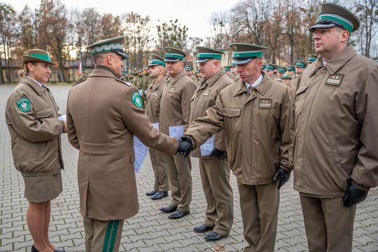 Awanse, medale i odznaki. Ślubowanie nowych funkcjonariuszy NOSG