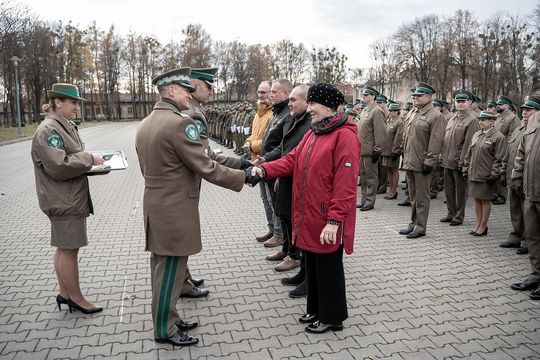 Awanse, medale i odznaki. Ślubowanie nowych funkcjonariuszy NOSG