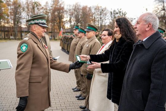 Awanse, medale i odznaki. Ślubowanie nowych funkcjonariuszy NOSG