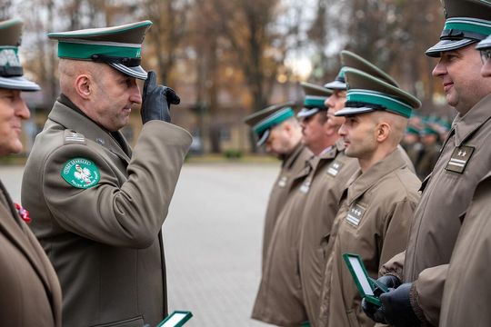 Awanse, medale i odznaki. Ślubowanie nowych funkcjonariuszy NOSG