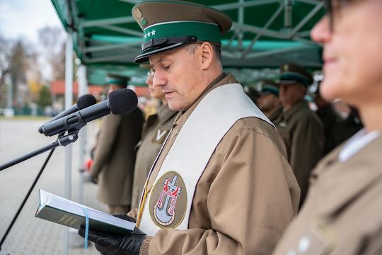 Awanse, medale i odznaki. Ślubowanie nowych funkcjonariuszy NOSG