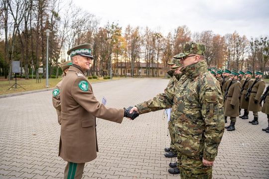 Awanse, medale i odznaki. Ślubowanie nowych funkcjonariuszy NOSG