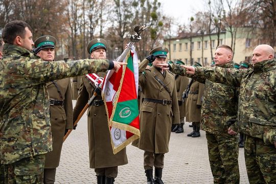 Awanse, medale i odznaki. Ślubowanie nowych funkcjonariuszy NOSG