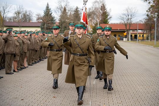 Awanse, medale i odznaki. Ślubowanie nowych funkcjonariuszy NOSG