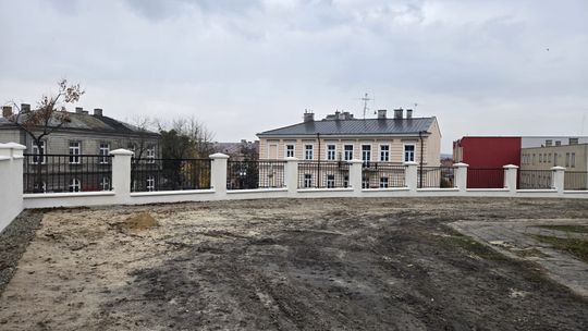 Stare, ale jak nowe! Ogrodzenie przy parafii Rozesłania Świętych Apostołów w Chełmie odnowione! [ZDJĘCIA]