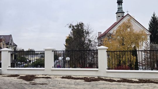 Stare, ale jak nowe! Ogrodzenie przy parafii Rozesłania Świętych Apostołów w Chełmie odnowione! [ZDJĘCIA]