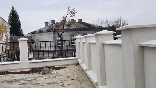 Stare, ale jak nowe! Ogrodzenie przy parafii Rozesłania Świętych Apostołów w Chełmie odnowione! [ZDJĘCIA]