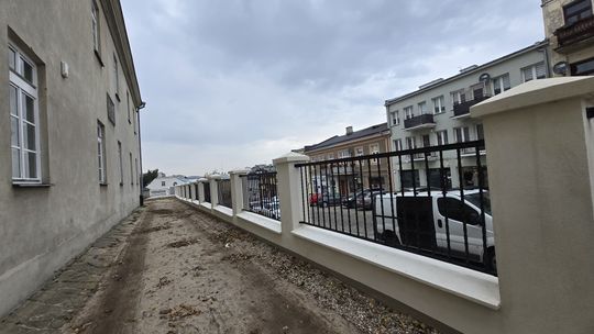 Stare, ale jak nowe! Ogrodzenie przy parafii Rozesłania Świętych Apostołów w Chełmie odnowione! [ZDJĘCIA]