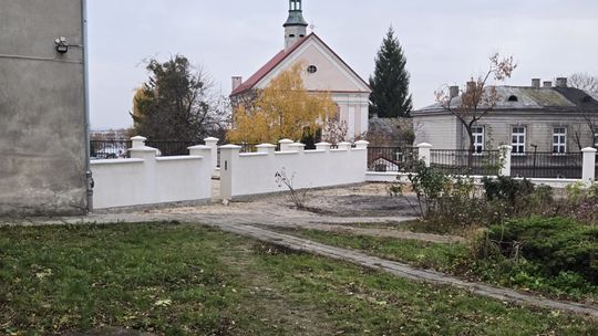 Stare, ale jak nowe! Ogrodzenie przy parafii Rozesłania Świętych Apostołów w Chełmie odnowione! [ZDJĘCIA]