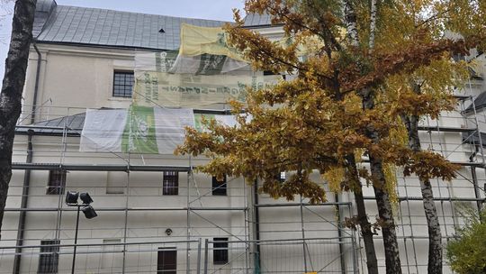 Stare, ale jak nowe! Ogrodzenie przy parafii Rozesłania Świętych Apostołów w Chełmie odnowione! [ZDJĘCIA]