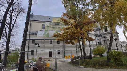 Stare, ale jak nowe! Ogrodzenie przy parafii Rozesłania Świętych Apostołów w Chełmie odnowione! [ZDJĘCIA]