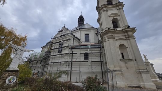 Stare, ale jak nowe! Ogrodzenie przy parafii Rozesłania Świętych Apostołów w Chełmie odnowione! [ZDJĘCIA]