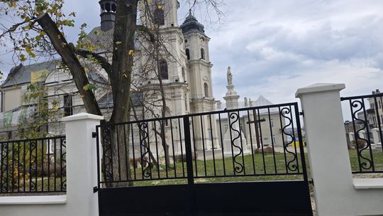 Stare, ale jak nowe! Ogrodzenie przy parafii Rozesłania Świętych Apostołów w Chełmie odnowione! [ZDJĘCIA]