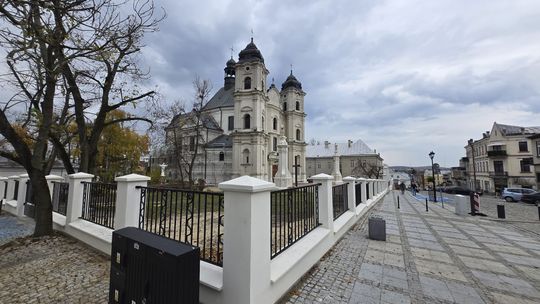 Stare, ale jak nowe! Ogrodzenie przy parafii Rozesłania Świętych Apostołów w Chełmie odnowione! [ZDJĘCIA]