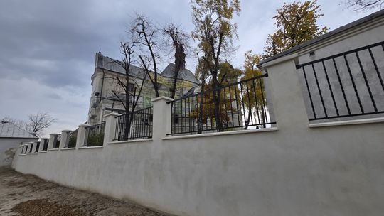 Stare, ale jak nowe! Ogrodzenie przy parafii Rozesłania Świętych Apostołów w Chełmie odnowione! [ZDJĘCIA]