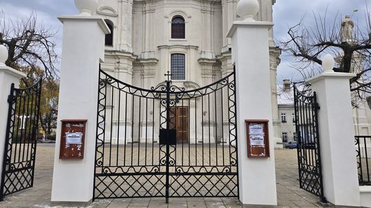 Stare, ale jak nowe! Ogrodzenie przy parafii Rozesłania Świętych Apostołów w Chełmie odnowione! [ZDJĘCIA]