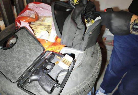 Ponad 3 kg narkotyków, broń i prawie milion złotych. W operacji uczestniczyli CBŚP z Chełma [ZDJĘCIA]