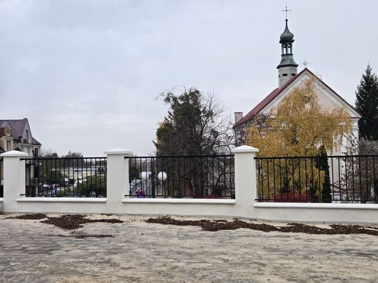 Stare, ale jak nowe! Ogrodzenie przy parafii Rozesłania Świętych Apostołów w Chełmie odnowione! [ZDJĘCIA]