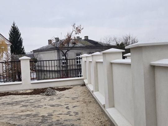 Stare, ale jak nowe! Ogrodzenie przy parafii Rozesłania Świętych Apostołów w Chełmie odnowione! [ZDJĘCIA]